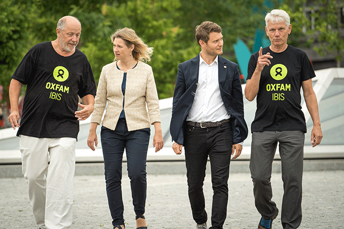 Regionsrådsformand Sophie Hæstorp Andersen (S) i selskab med Oxfam IBIS' bestyrelsesforman Christian Damholt (midten) og de skattely-frivillige Per Rønne (til venstre) og Jørgen Hvid (til højre).