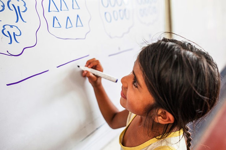 Skolepige ved tavlen på en skole i Santa Cruz, Nicaragua 