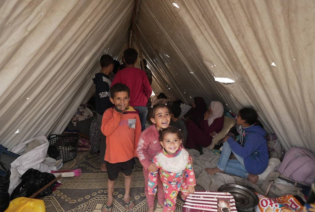 Børn og voksne i telt, Gaza