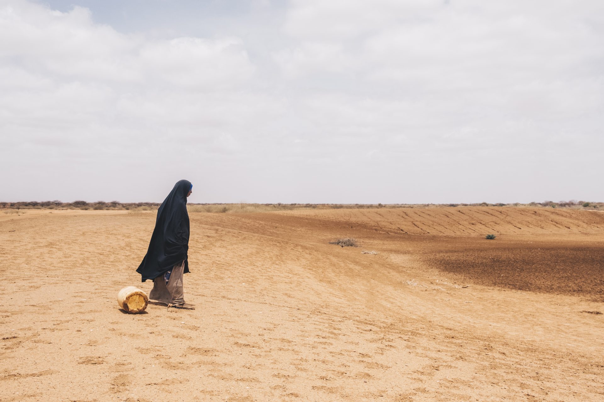 Diyaara står foran et udtørret vandhul - Kenya 2022