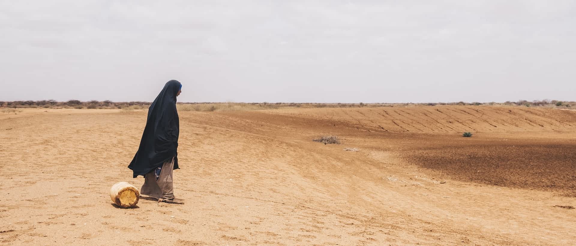 Diyaara står foran et udtørret vandhul - Kenya 2022