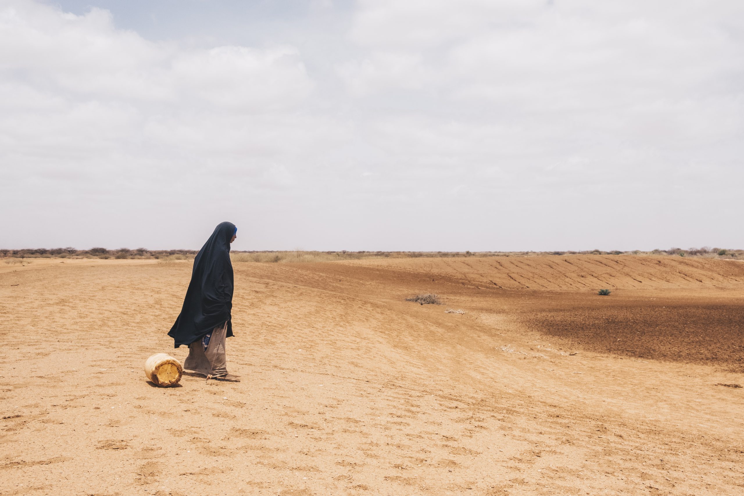 Diyaara står foran et udtørret vandhul - Kenya 2022