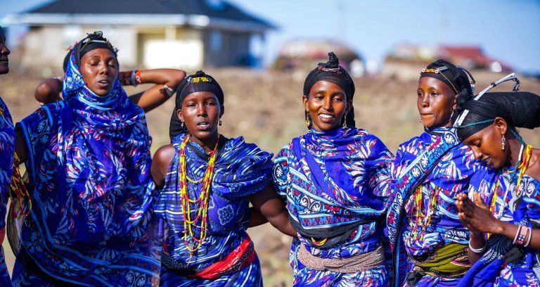 Kvinder i blå dragter, Kenya 2024