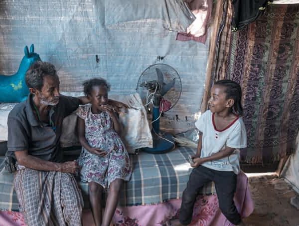 Khalid med sine to børn i Ammar bin Yasser lejren, Yemen