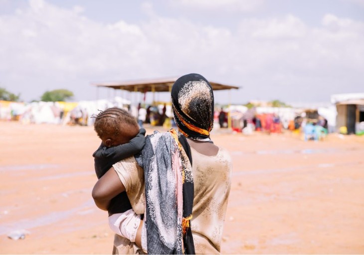 Fatuma Salat Shoro bærer sit barn, Kenya