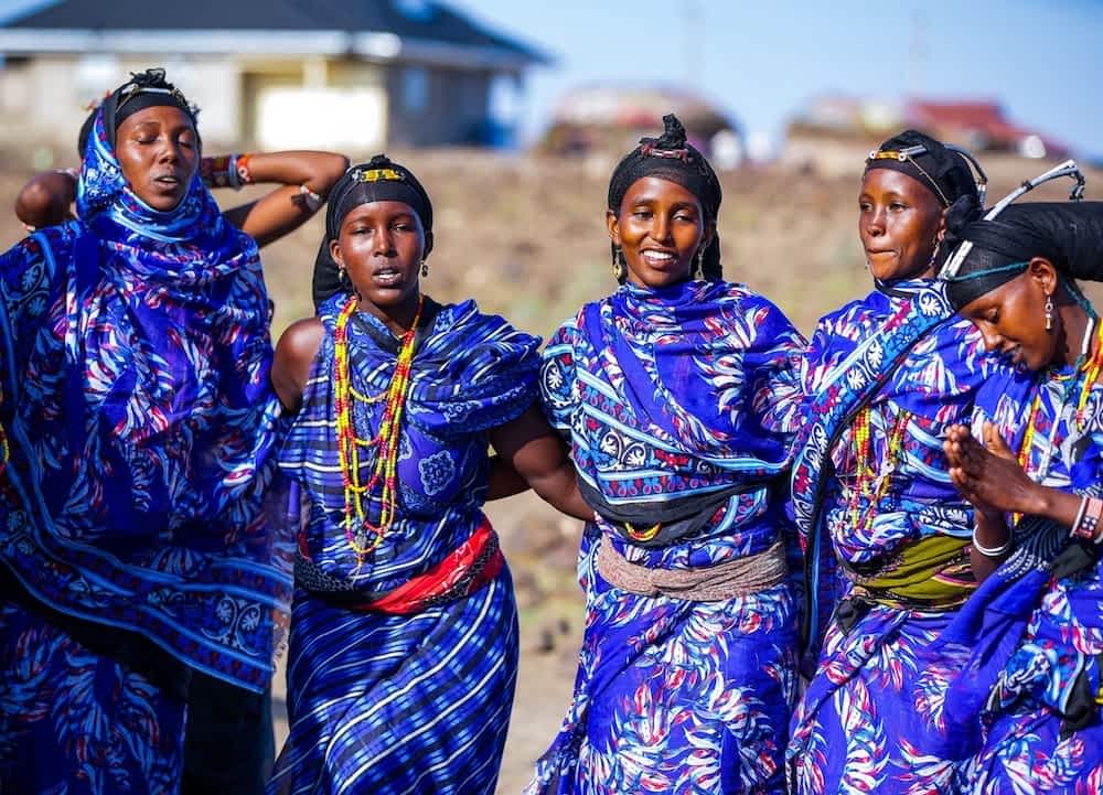 Kvinder i blå dragter, Kenya 2024