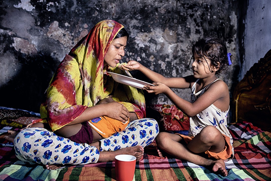 Rasu Begum, 35, er enlig mor til to og en arbejdsløs hjemmehjælper bosat i Dhaka, Bangladesh.