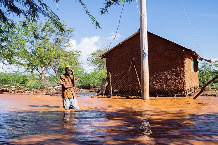 Abdalla Dullow, en beboer fra Baraka Village i Garissa County, står ved sit isolerede hus efter de kraftige regnskyl, som resulterede i oversvømmelser, der fordrev tusindvis af mennesker.