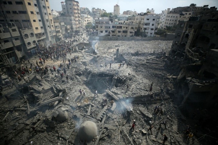 Sammenstyrtede bygninger i Gaza efter missilangreb.