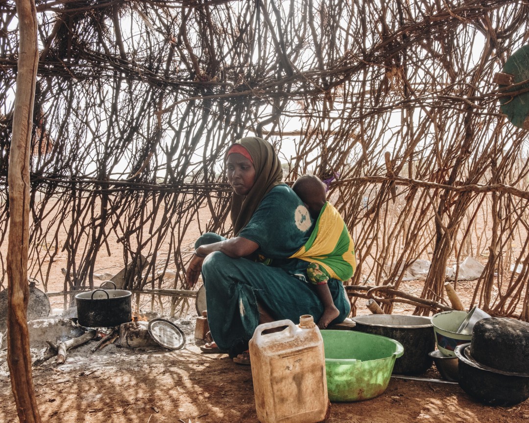 Sowda Omar Abdile laver sorte te i sit hjem i Kenya, Wajir.