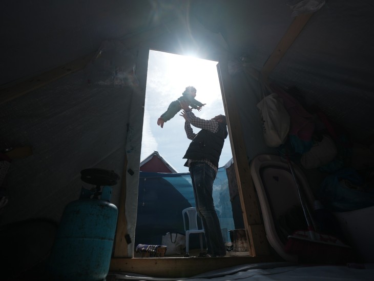 Fedaa leger med sin 3-årige datter i sit telt i Rafah, som han søgte tilflugt i, efter at have mistet sit hus.
