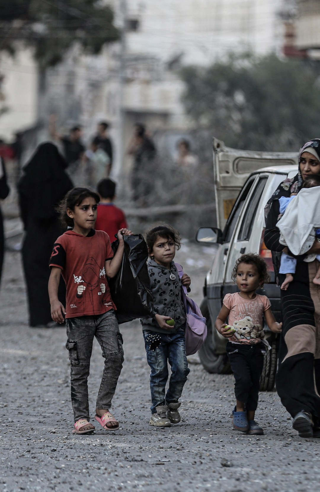 En palæstinensisk familie flygter efter et bombardement i den sydlige del af Gaza By