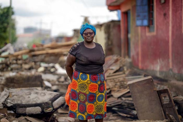 Anne Mbuthia (47 år) står i sit ødelagte hus i Mukuru Kayaba (Nairobi County), efter at regn og flodbølger ramte regionen