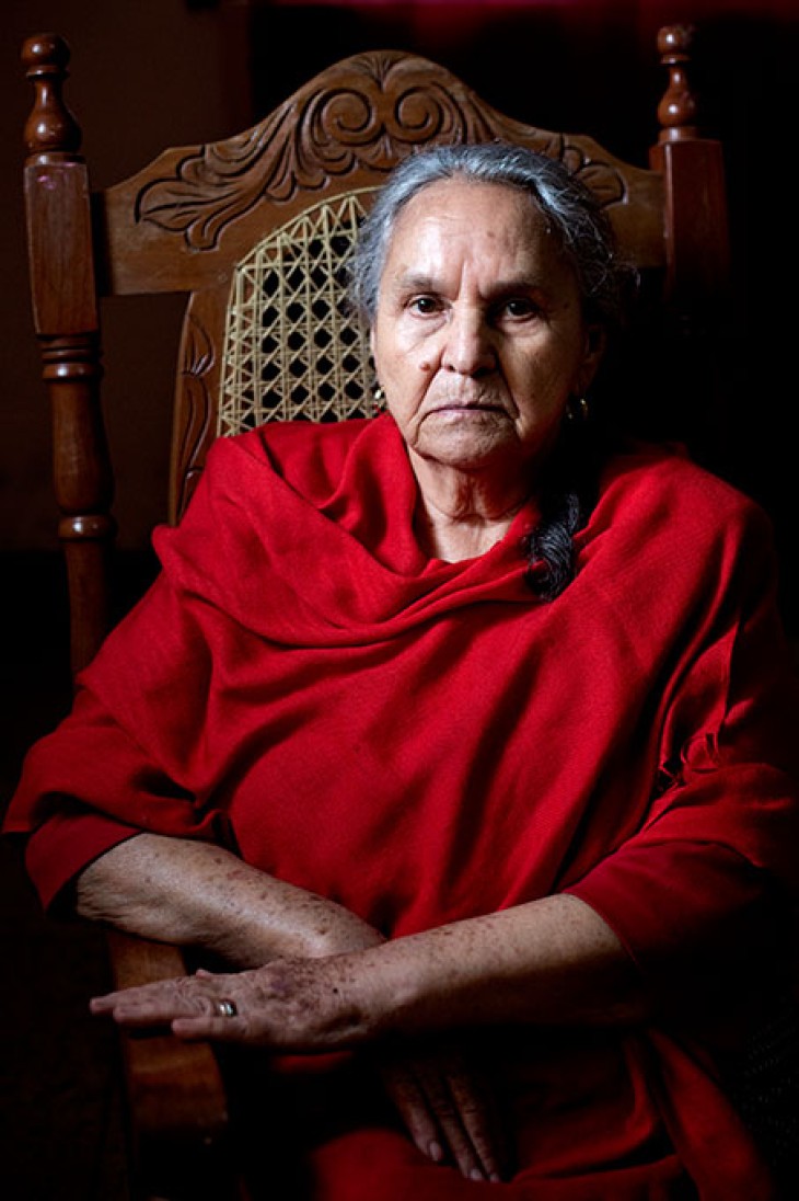 Olivias bedstemor er 84-årige Doña Austra Bertha Flores. Hun var Honduras’ første kvindelige borgmester, og selv om hun er urolig for sit barnebarn, er hun mest af alt stolt af sit barnebarns beslutning om at videreføre sin mors og bedstemors kamp.