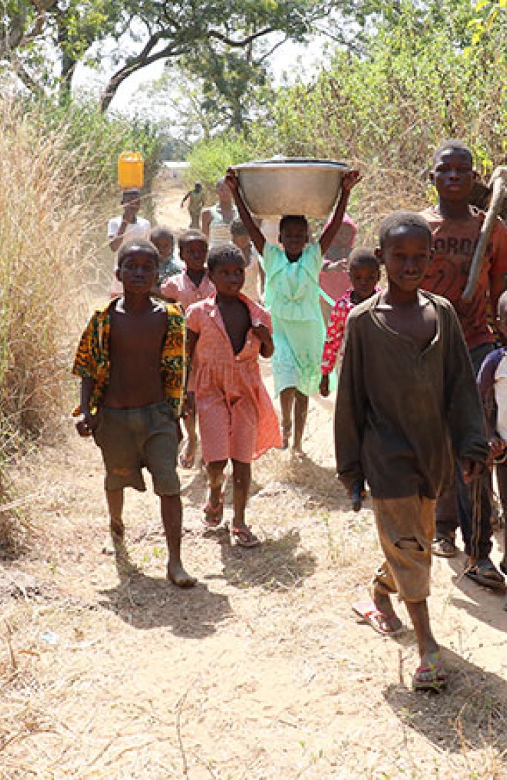 Tagar Nteye og hans børneflok er på vej i marken. Drengene skal hjælpe med at rydde bushen, pigerne bære grene og kviste væk