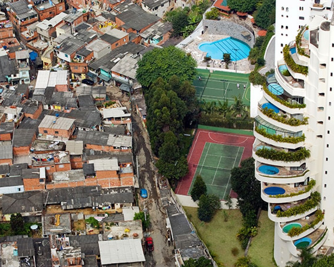 Beboerne i slumkvarteret Favela de Paraisopolis i Brasilien har hver dag udsigt til luksuslejlighederne i nabobebyggelsen.