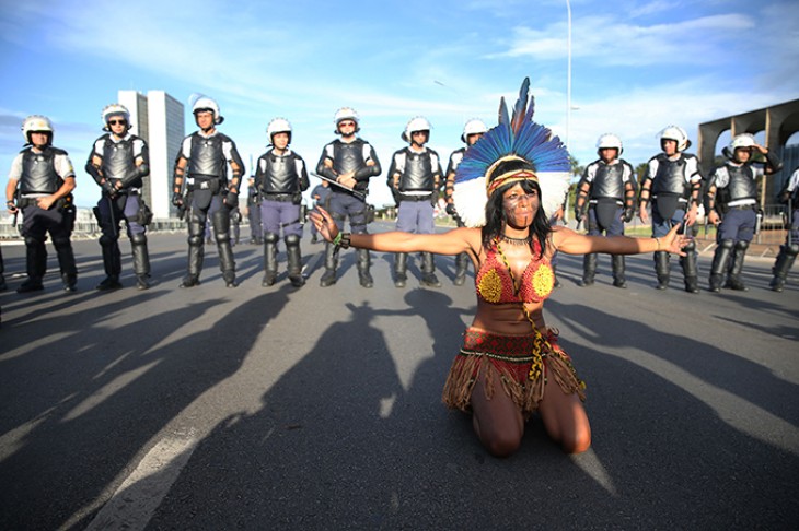 Oprindelig kvinde i protest mod jagten på de indianske folks jord i Brasiliens hovedstad Brasilia i april 2017