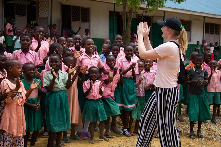 Julie danser med børnene på Glorias skole.