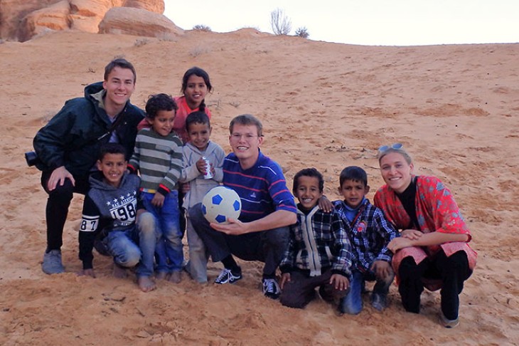LæseKaravanen har netop været i Jordan og blandt andet besøgt beduinfamilier i Wadi Rum. Alle deres oplevelser tager de nu med ud til eleverne på skoler over hele Danmark. 
