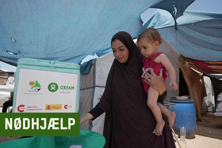Duaa Abu Sabha bruger håndvaskestationen, som Oxfam har distribueret til befolkningen i Al Mawasi-området i Khan Yunis guvernementet.