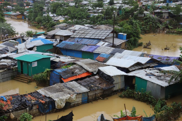 Kraftig regn siden den 26. juli 2021 i det sydøstlige Bangladesh har ført til alvorlige oversvømmelser og jordskred i flygtningelejrene i Cox's Bazar og de omkringliggende samfund. ISCG's rapport viser, at 71.015 flygtninge er berørt, 4.941 bambus- og presenninghuse er blevet beskadiget, og 24.909 er fordrevet inden for lejrene. Der er rapporteret om i alt 8 omkomne flygtninge i lejrene. De fleste dødsfald har været børn.