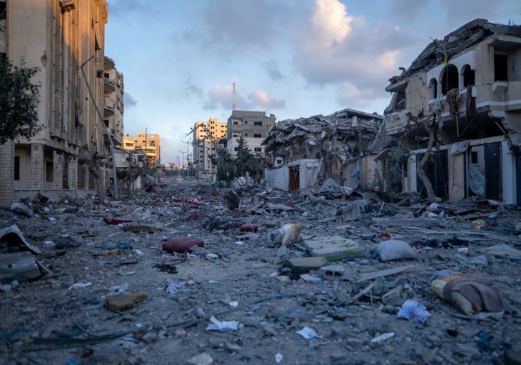 Ødelæggelserne blev forårsaget af israelske luftangreb i Al Remal-kvarteret midt i Gaza City på optrapningens 4. dag.