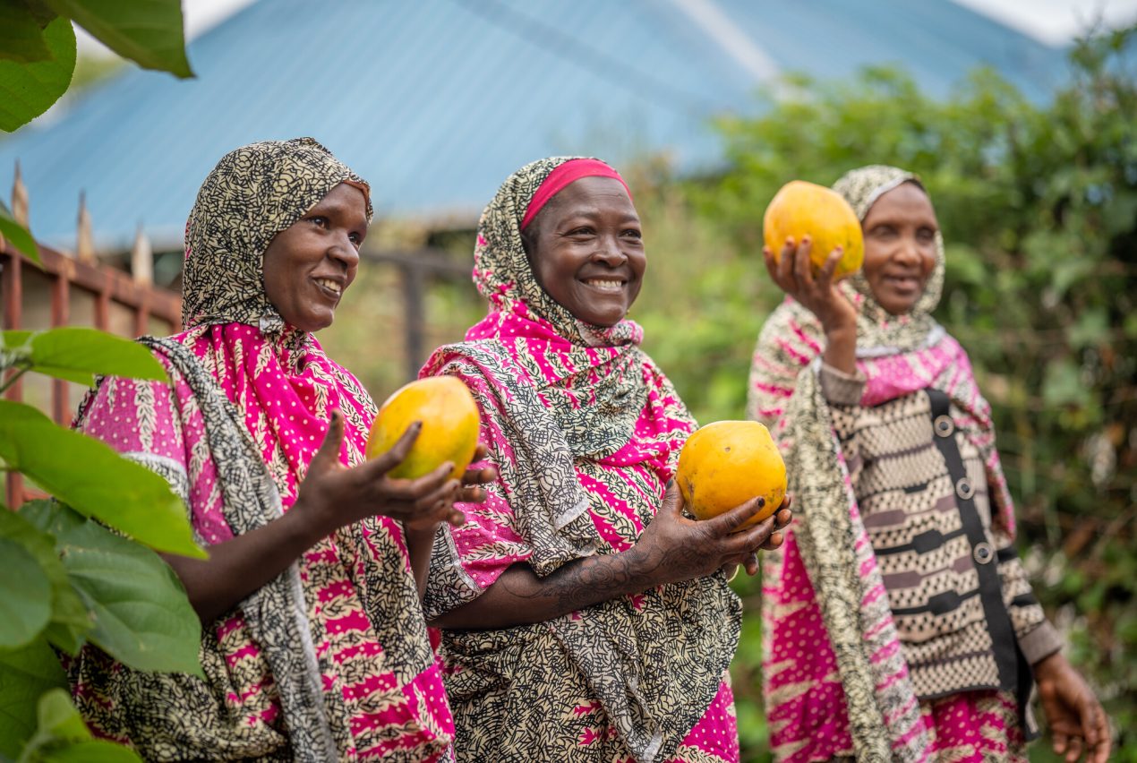 Asili Sode, Ake Aila og Mumina Barile fra kvindegruppen Uye i Dakabaricha, Marsabit County, Kenya
