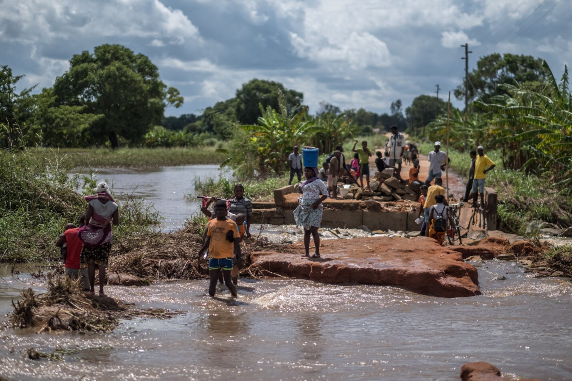 Cyklonen Kenneth, Mozambique 2019: Mennesker går igennem vand fra oversvømmelse