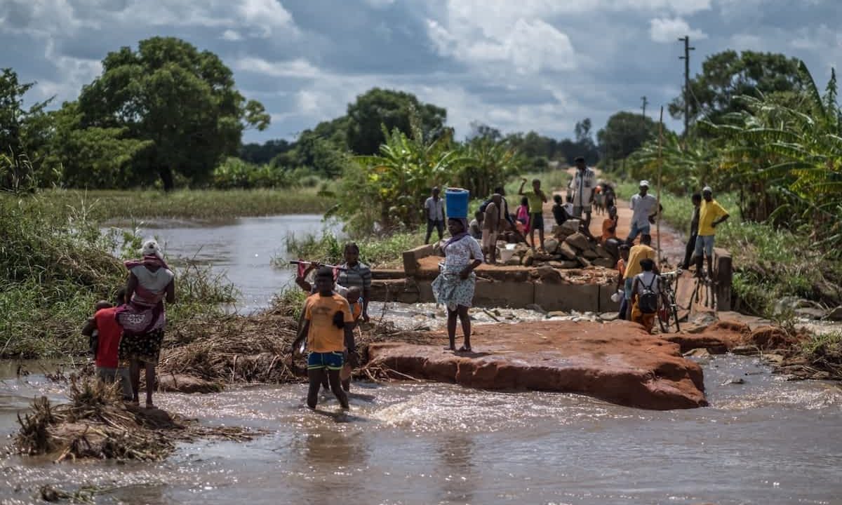 Cyklonen Kenneth, Mozambique 2019: Mennesker går igennem vand fra oversvømmelse