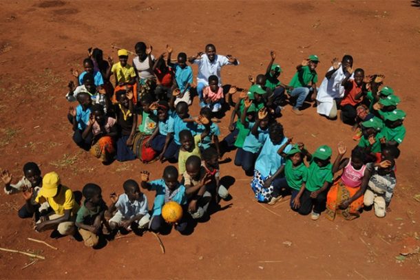 Skolebørn fra Intama, Mozambique, i formation