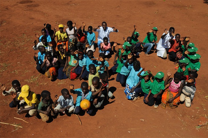 Skolebørn fra Intama, Mozambique, i formation