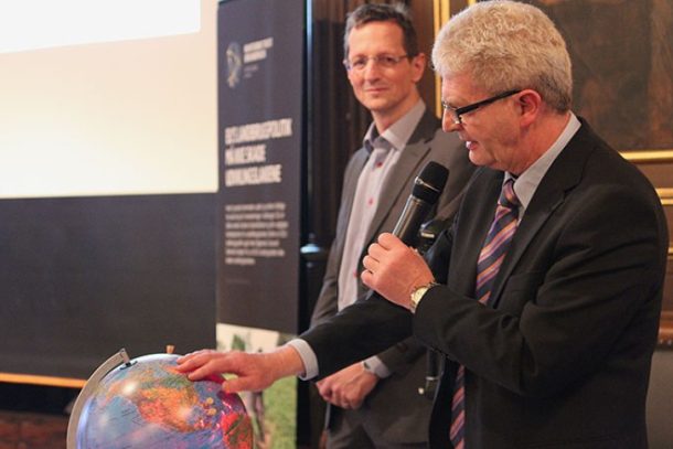 Lars Koch overrækker globus med skattely til daværende skatteminister Holger K. Nielsen.