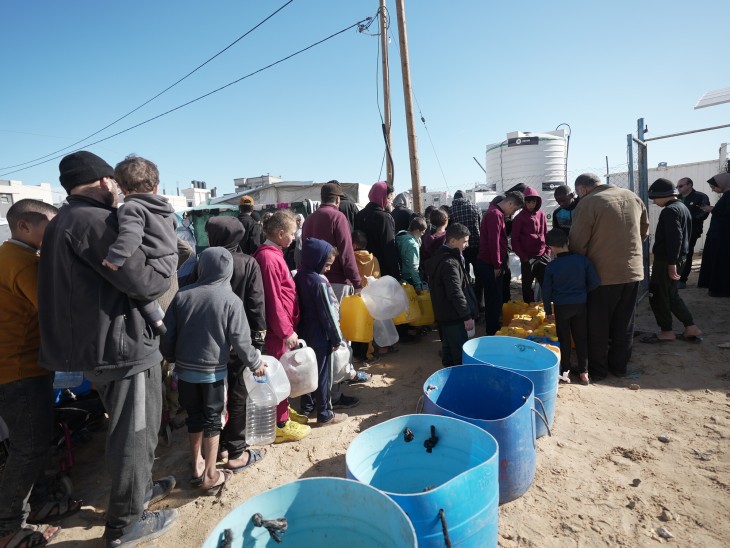 Fordrevne mennesker i Rafah i det sydlige Gaza ved afsaltningsanlæg til rent drikkevand