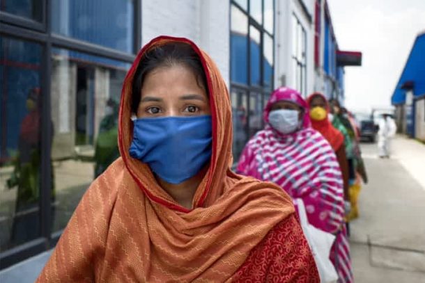 Tørklædeklædt kvinde med mundbind under COVID-19 pandemien