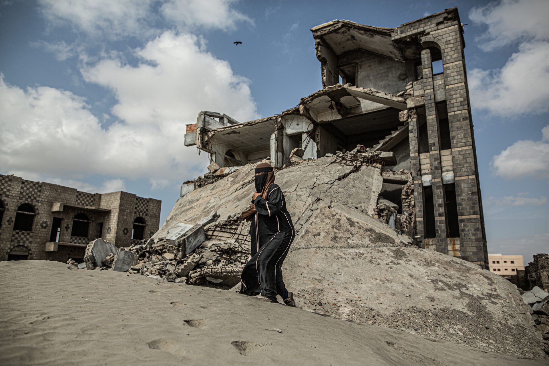 Kvinde foran ruiner i Arish, Egypten 2021