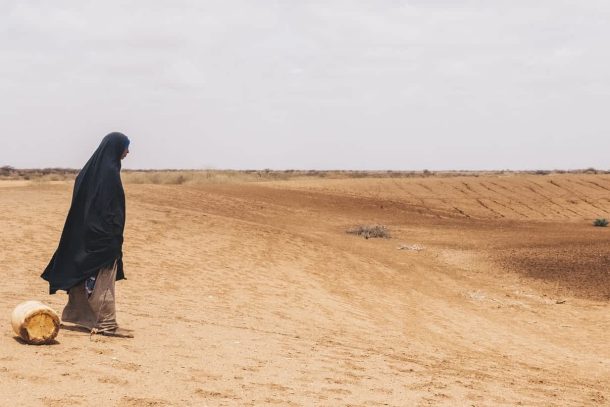 Diyaara står foran et udtørret vandhul - Kenya 2022