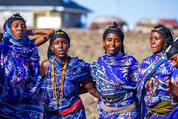 Kvinder i blå dragter, Kenya 2024