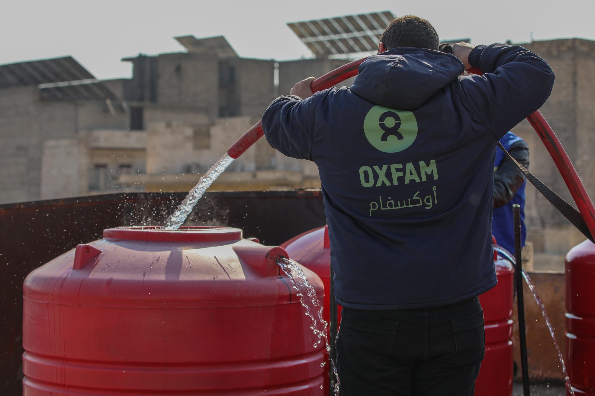 Oxfam levere vand til nødsheltere i byen Aleppo, Syrien, februar 2023