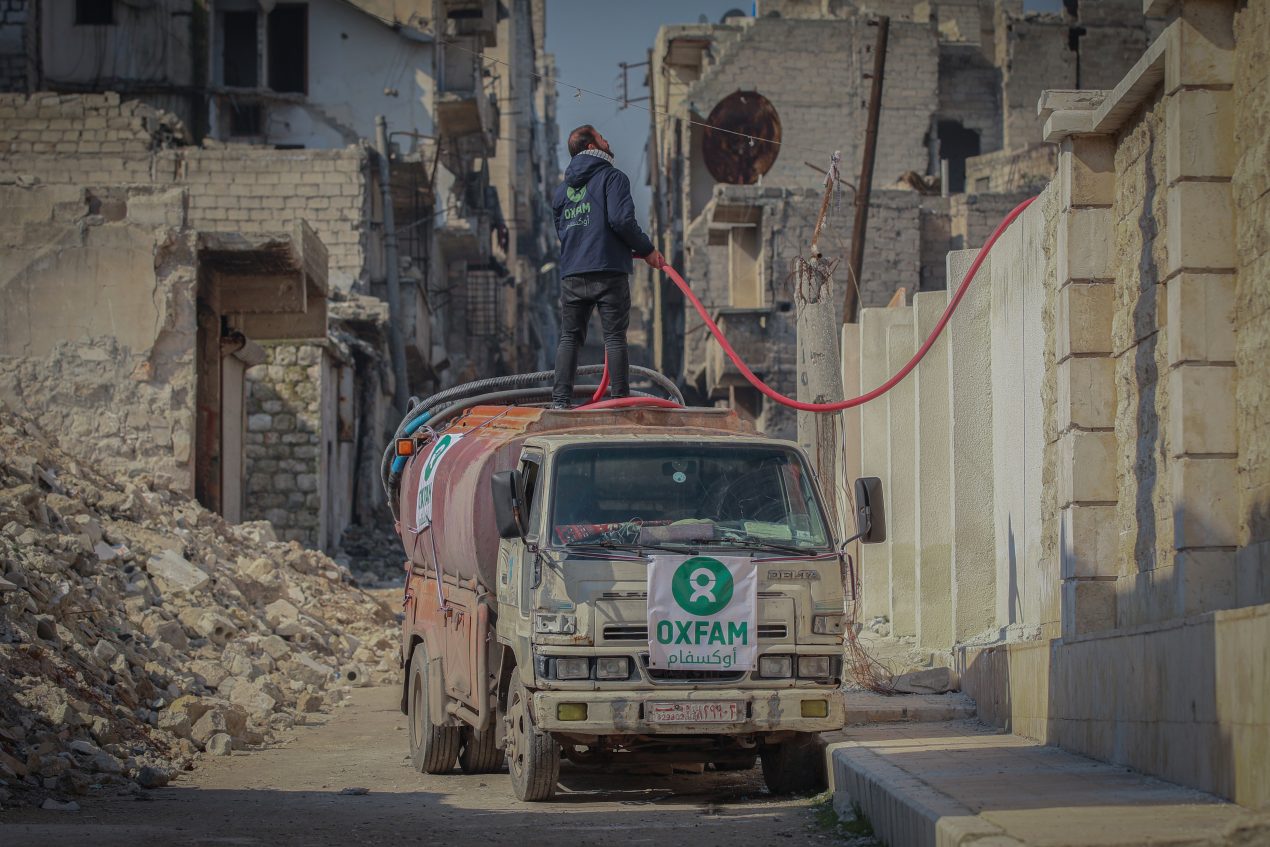 Oxfam leverer vand til nødsheltere i byen Aleppo