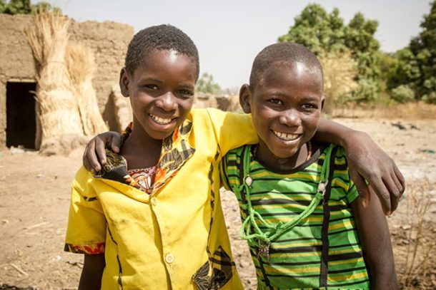 To smilende piger, Burkina Faso