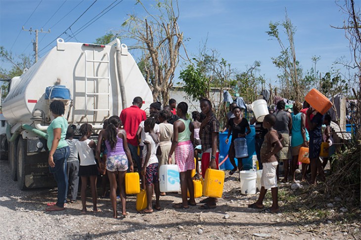 Fordrevne mennesker efter orkanen Matthew i Haiti modtager katastrofehjælp