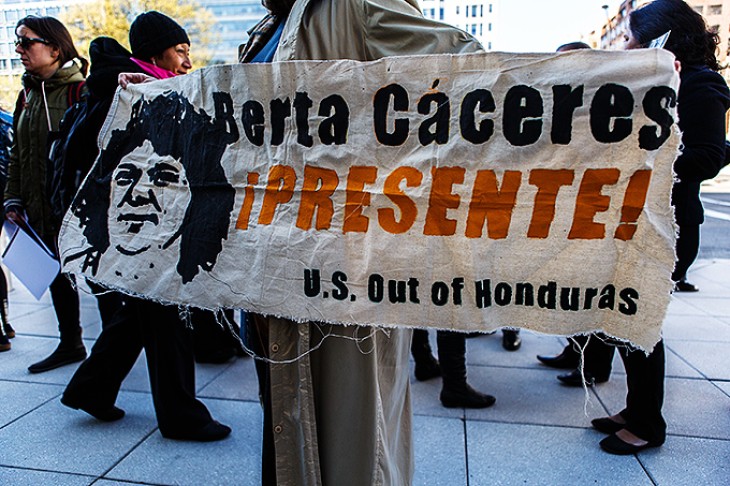 Demonstranter samles i Washington DC for at mindes Berta Cáceres.