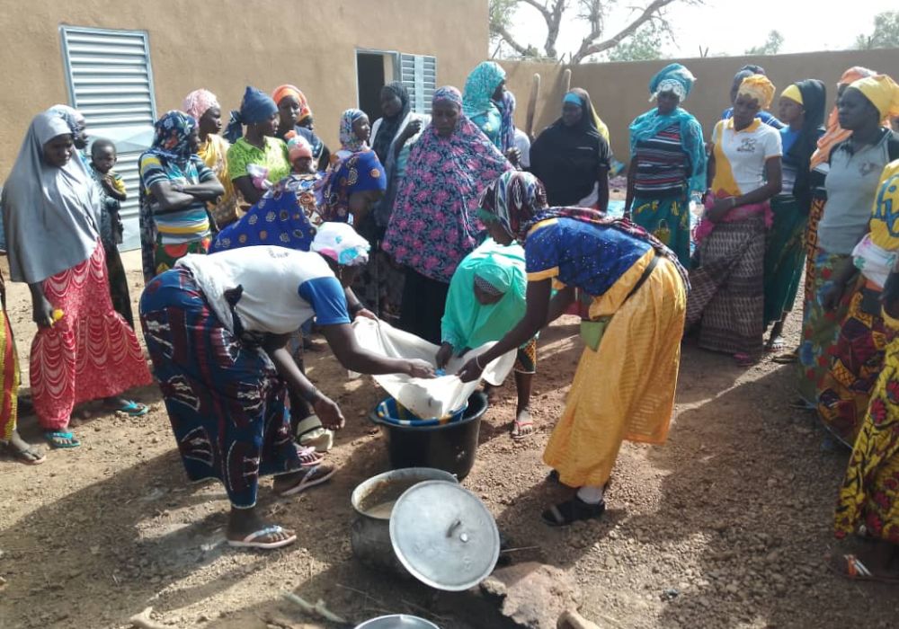En gruppe kvinder lærer at lave juice i Burkina Faso