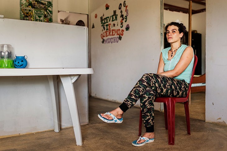 Gina, tidligere FARC kriger, i repatrieringslejr, Colombia