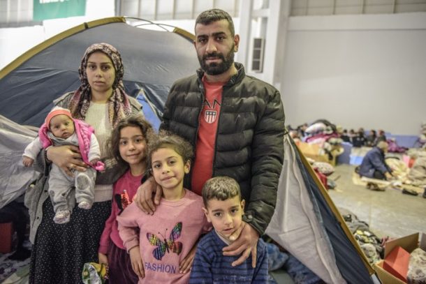 Ali Dalmen sammen med sin kone Betul og deres fire børn: 9-årige Semra, 5-årige Mehmet, 7-årige Arzu og den nu 20-dage gamle Irmak.