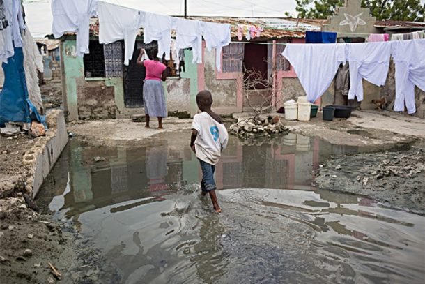 Orkanen Matthew har fyldt gaderne og husene med forurenet vand i bydelen Cité Soleil i Haitis hovedstad Port-au-Prince.