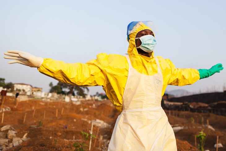 Under ebola-epidemien i Sierra Leone i 2014 støttede Oxfam Danmark blandt andet unge, der meldte sig til den farlige opgave det var at begrave de døde