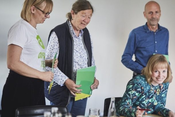 Borgmester Joy Mogensen underskriver skattelyfri charter.