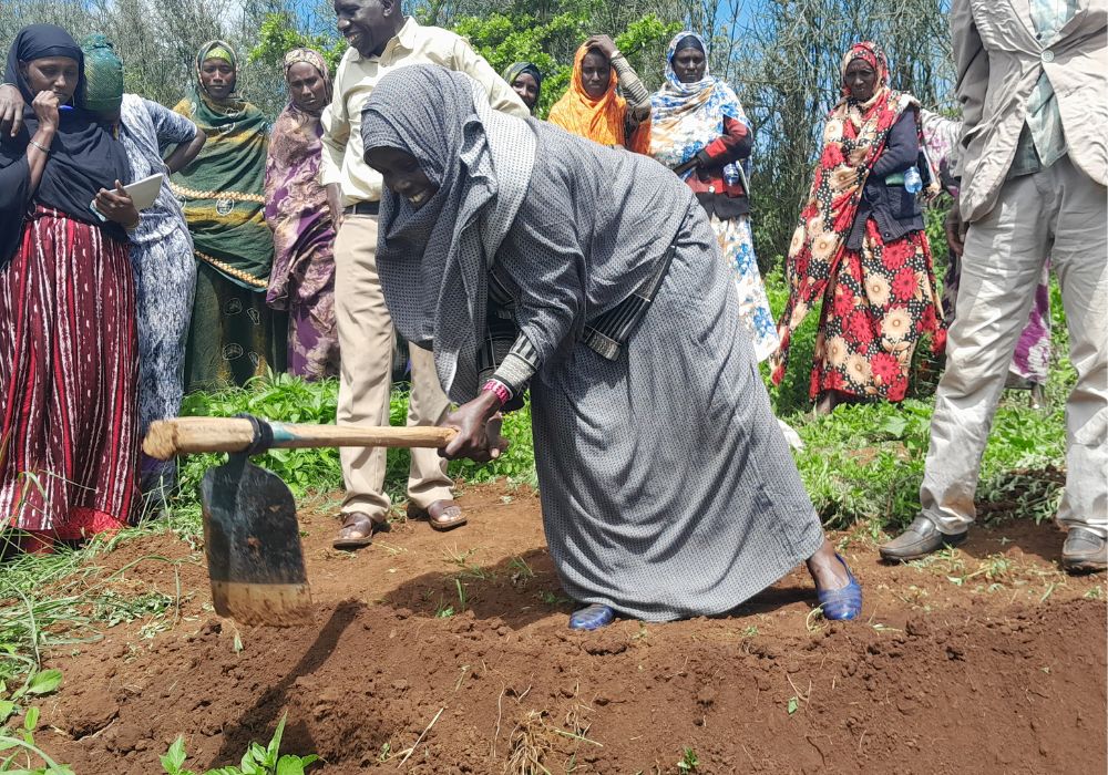 En kvinde arbejder med jorden i Kenya