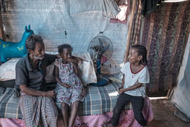 Khalid med sine to børn i Ammar bin Yasser lejren, Yemen